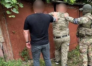 Працівника Кременецького ТЦК викрили на продажі гуманітарні авто для ЗСУ