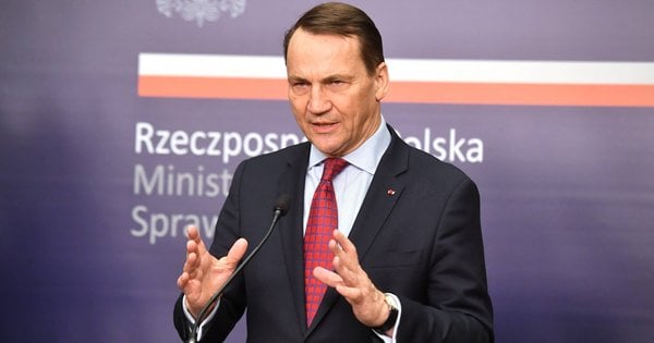 Глава МЗС Польщі назвав обов'язком збивати російські дрони та ракети ще над Україною