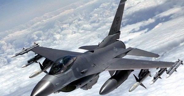 Нідерланди передали Україні першу партію винищувачів F-16