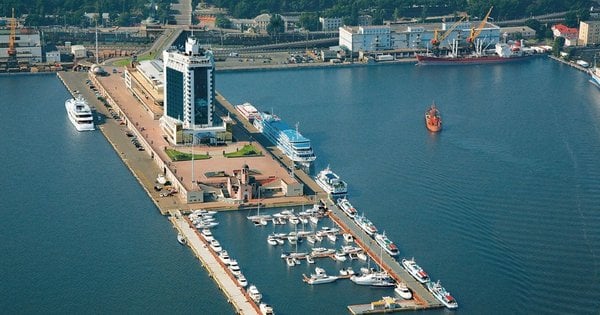 Росіяни атакували два цивільні судна у порту Одеси