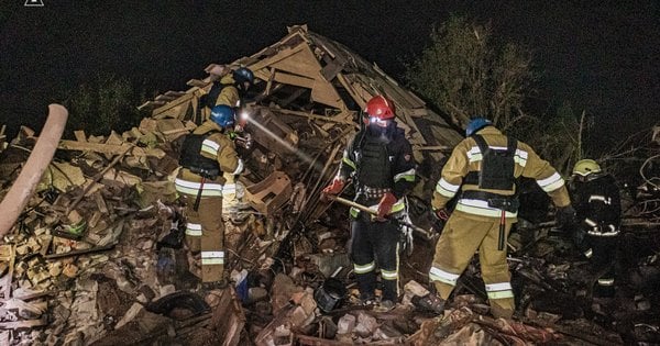 Росія вночі вдарила ракетою-гібридом по будинку в Харкові, є жертви