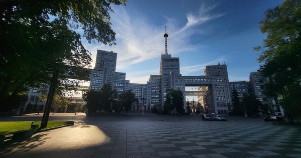 Прямим влучанням авіабомби росіяни пошкодили символ Харкова – будівлю Держпрому