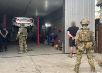 Двох жителів Черкащини затримали за продаж майже 200 авто, призначених для ЗСУ