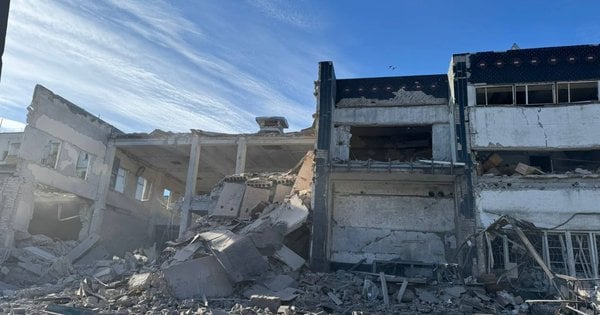 Росіяни влучили авіабомбою поблизу ринку в Куп'янську (фото)
