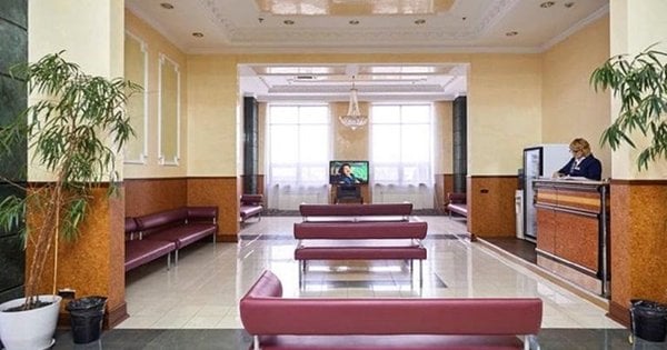 «Укрзалізниця» перевірить працівницю, що дивилась російські серіали в залі очікування