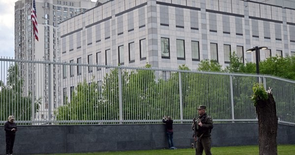 Посольство США в Києві тимчасово зупинить роботу через попередження про масовану атаку Росії