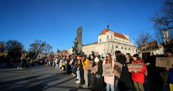 Львів'яни вийшли на акцію-нагадування про військовополонених та зниклих безвісти