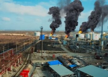 Російські НПЗ скорочують переробку нафти та ризикують закритися через збитки та дронові атаки