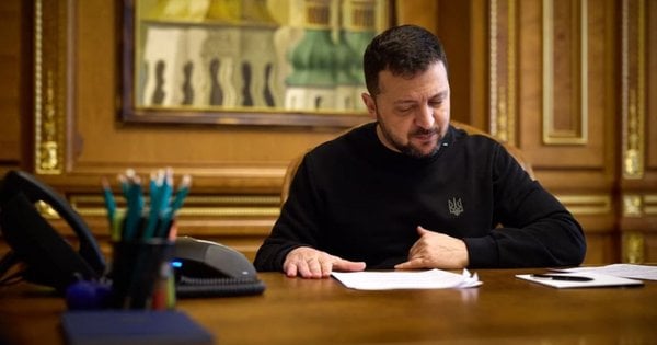 Зеленський позбавив державних нагород низку зірок та політиків