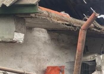 Внаслідок російських обстрілів на Донеччині загинули місцева жителька та енергетик