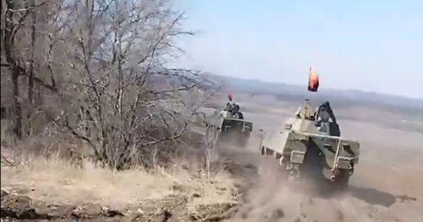Міністр оборони Польщі назвав провокацією червоно-чорний прапор на переданих Україні БТР Rosomak