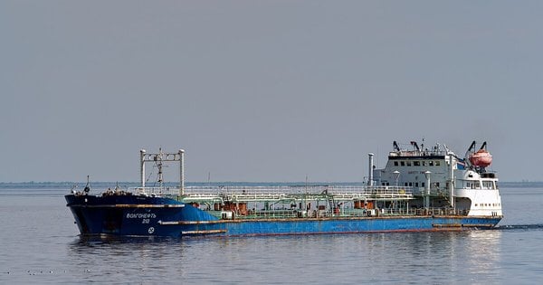 Біля Керченської протоки тонуть два російські танкери