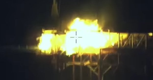 ВМС показали атаку морських дронів на російські системи спостереження біля Криму