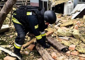Росіяни вдарили безпілотниками по житловим будинкам на Київщині та Сумщині
