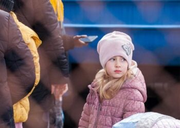 Через війну кількість населення в Україні впала до 35,8 млн людей