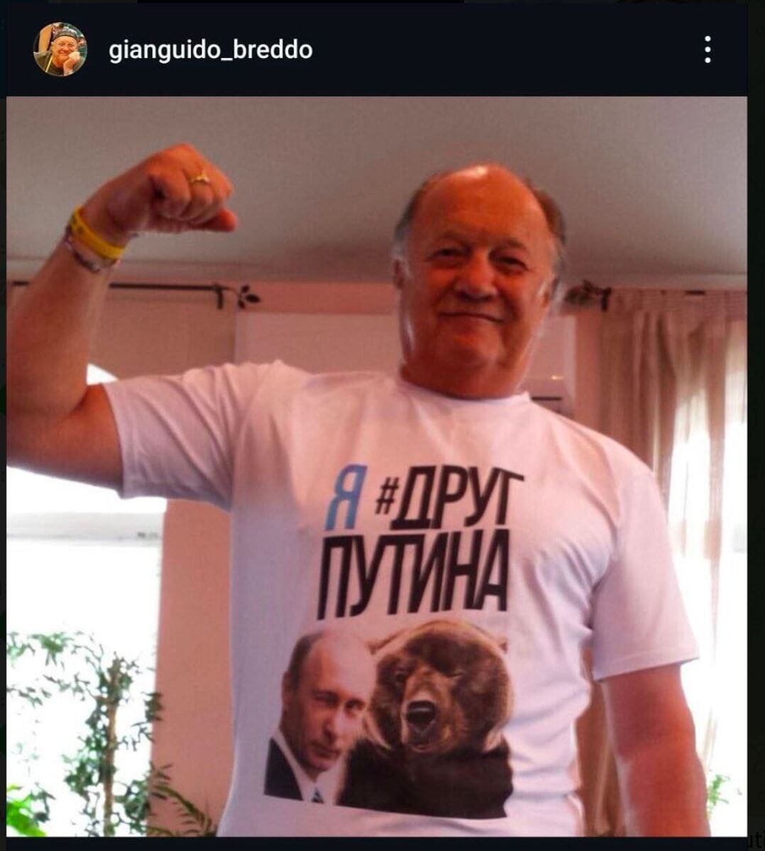 Giangido Brebbo v majici z napisom »Jaz sem Putinov prijatelj«