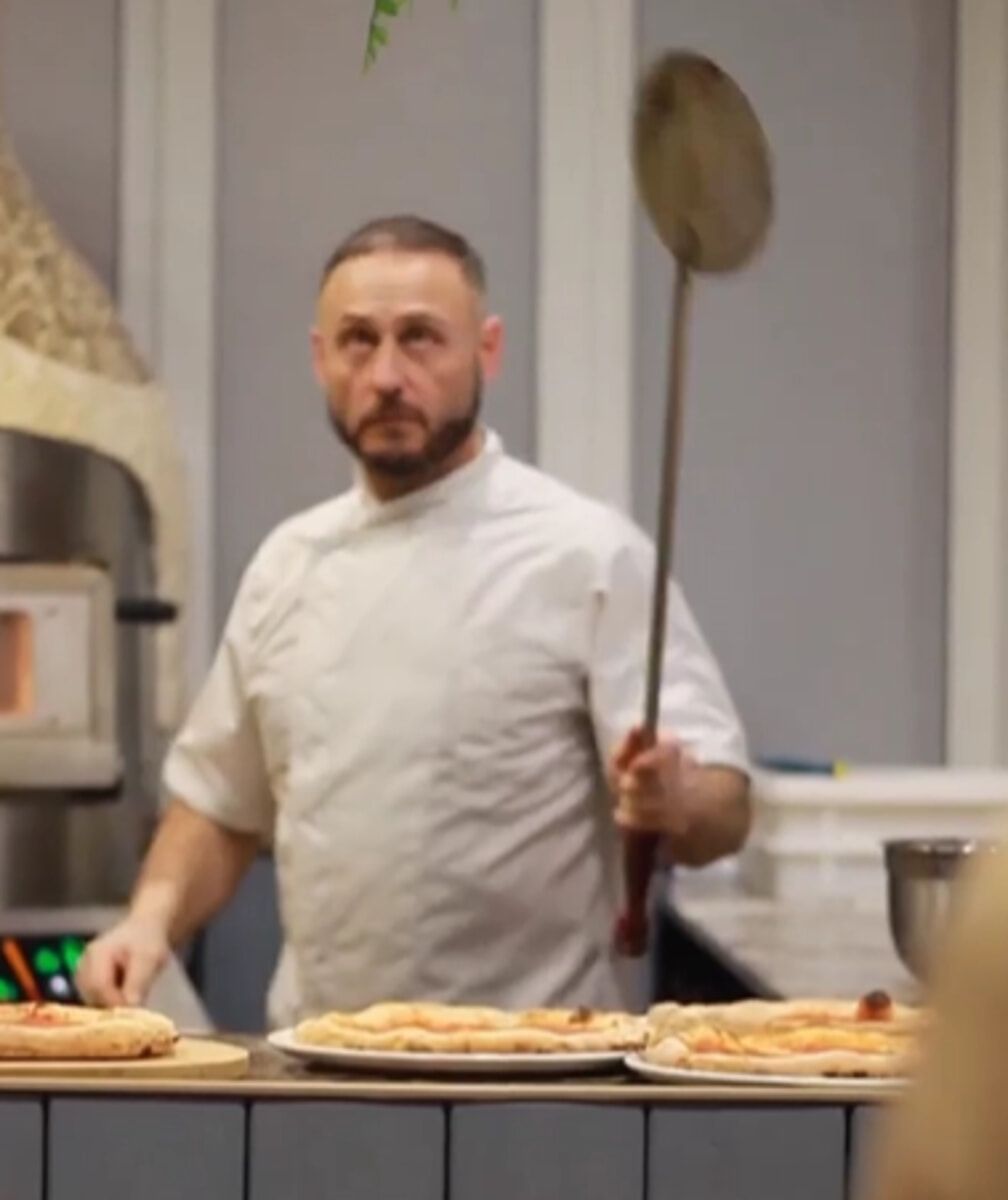 Gianni Chenni pri delu v italijanski restavraciji