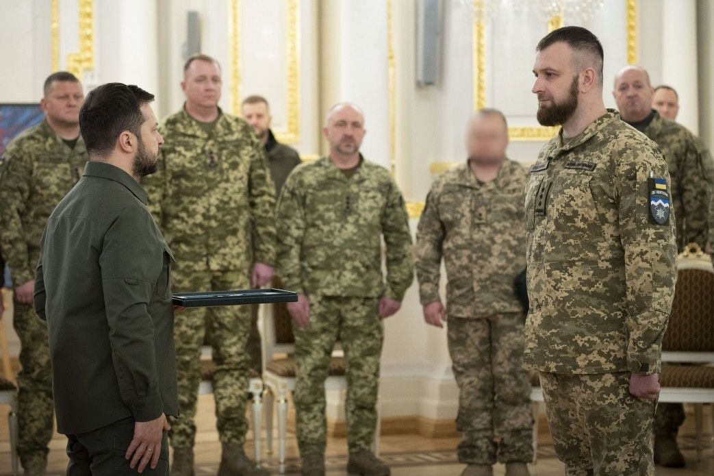 Volodimir Zelenski podeli Mihajlu Sidorenku križ za vojaške zasluge, december 2022. Fotografija: Urad predsednika