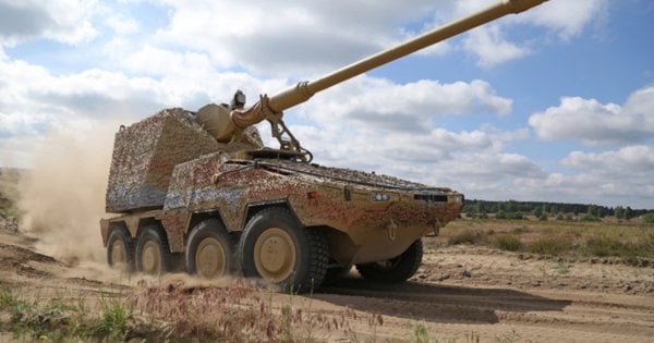 Німеччина передала українським військовим унікальну колісну гаубицю RCH 155