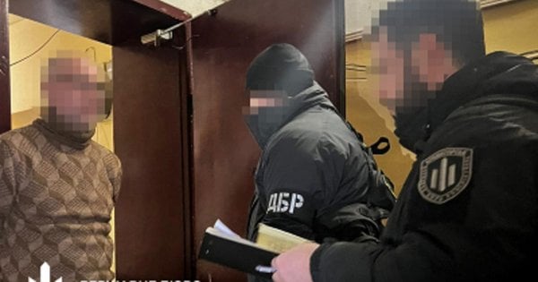 ДБР затримало трьох офіцерів за масштабну крадіжку пального з військової частини