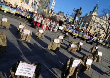 Родичі військовополонених у центрі Львова провели акцію з порожніми стільцями