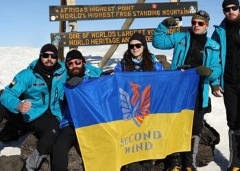 Військовий із Львівщини на протезі піднявся на гору Кіліманджаро (фото)