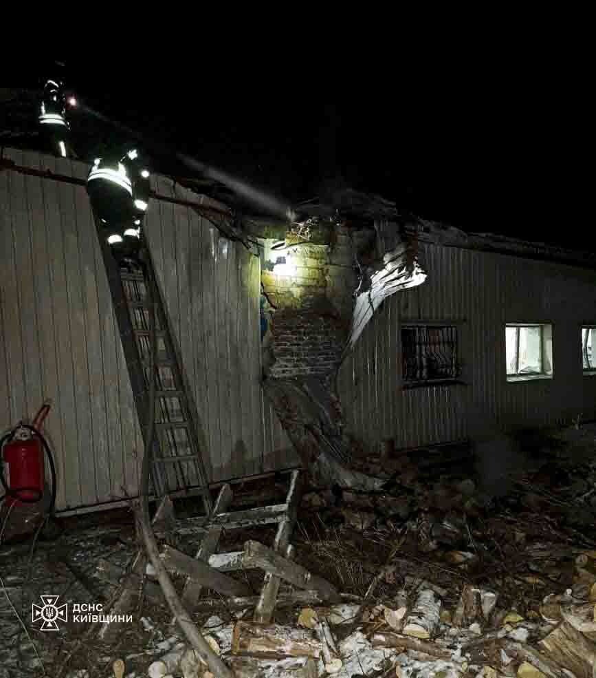 Skladišče v regiji Kijev je bilo poškodovano zaradi ruskega napada 16. februarja, foto Državna služba za izredne razmere v regiji Kijev