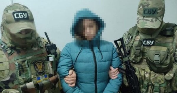 СБУ затримала одеситку, яка готувала схованки зі зброєю та вибухівкою біля порту