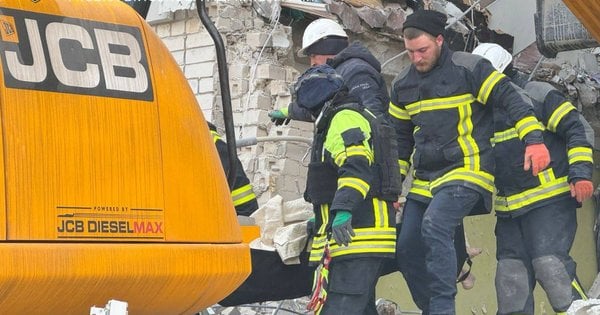 У Херсоні з-під завалів багатоповерхівки дістали тіло чоловіка
