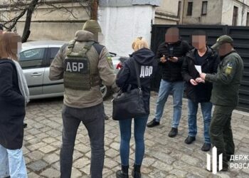 На Прикарпатті та Закарпатті ДБР викрило групу, яка переправила за кордон 150 ухилянтів