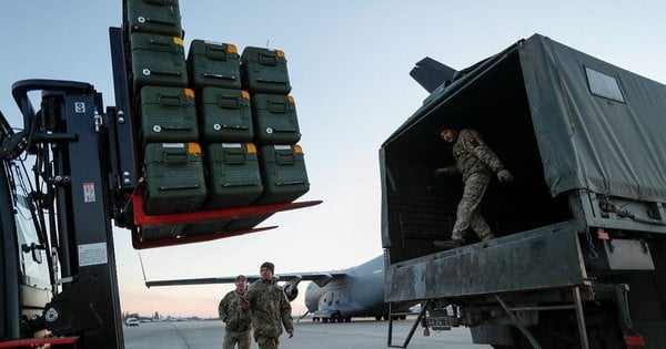 Bloomberg повідомив про вимогу Путіна припинити поставки зброї Україні на час перемир’я
