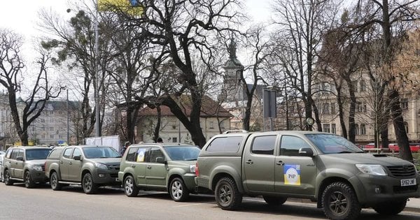 Британські фермери привезли до Львова 23 пікапи для 80-ї та 3-ї штурмової бригад