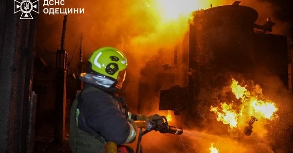 Масована атака росіян завдала масштабних руйнувань та пожежі на Одещині