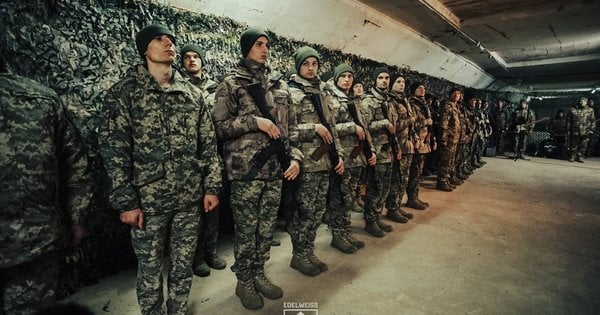 Перші військові до 25 років склали присягу за спецконтрактом у прикарпатській бригаді