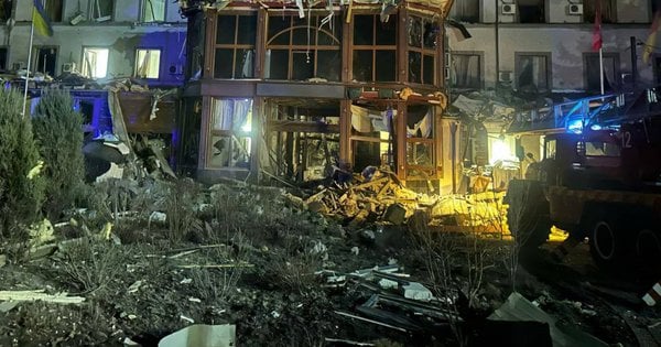 Росіяни вдарили ракетою по готелю у Кривому Розі, двоє загиблих