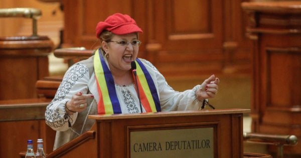 СБУ заборонила в'їзд в Україну румунській ультраправій політикині Діані Шошоаке