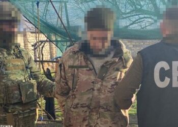 СБУ затримала військового та дезертирів на спробі продати  трофейну зброю