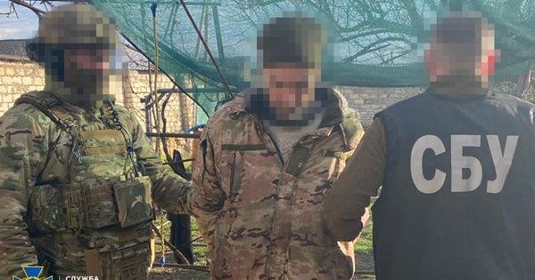 СБУ затримала військового та дезертирів на спробі продати трофейну зброю