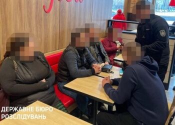 У Києві військовий посадовець та підприємець за 25 тис. доларів звільняли ухилянтів від служби