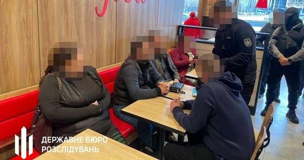 У Києві військовий посадовець та підприємець за 25 тис. доларів звільняли ухилянтів від служби