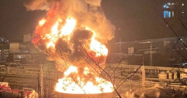 У Москві безпілотники врізалися в житлові будинки, а в Туапсе підпалили НПЗ