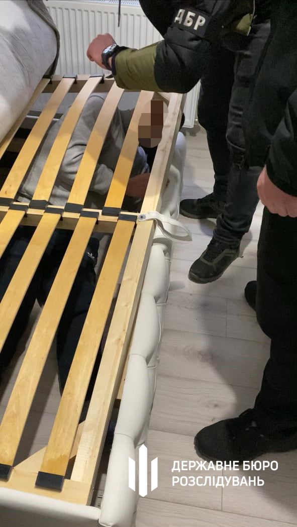 Eden od udeležencev sheme se je poskušal skriti pred policisti na kavču