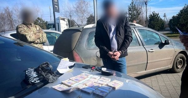 На Закарпатті на хабарі від колеги з фронту затримали посадовця військової частини ТрО