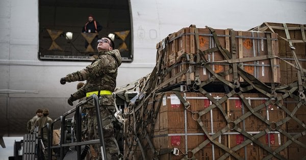 США призупинили надання військової допомоги для України