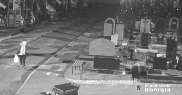 У Вінниці жінка обікрала могилу наймолодшого оборонця «Азовсталі»