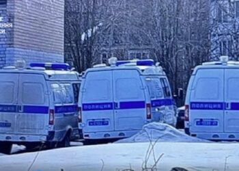 ГУР показало підпал службових авто російських силовиків в Архангєльску