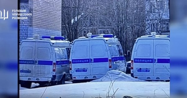 ГУР показало підпал службових авто російських силовиків в Архангєльску
