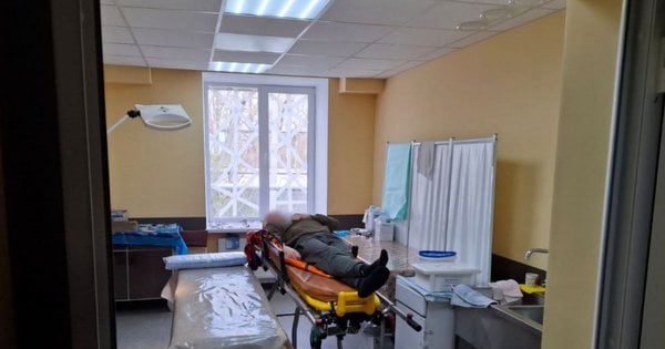 Російський дрон пошкодив гуртожиток в Нікополі, понад десяток постраждалих