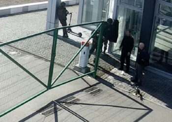 CNN zverejnila video, ako Rusi zastrelili dvoch civilistov v oblasti Kyjeva