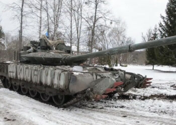 Kolóna ruskej techniky uviazla na rozoranom ukrajinskom poli (video)